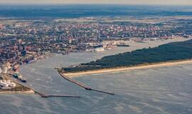 Klaipėdos jūrų uoste vėjas rimsta, bet laivyba teberibojama