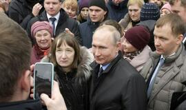 Per vizitą Sankt Peterburge V. Putinas sulaukė nepatogių klausimų