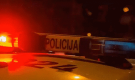 Suvestinė: pradurtos padangos, lankstinukas, girtas prie vairo