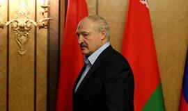 A. Lukašenka koronaviruso prevencijai siūlo baltarusiams sėsti prie traktoriaus vairo