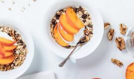 Ekspertė pataria: dirbant iš namų tinkami užkandžiai padeda išlikti žvaliems