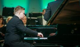 Klaipėdos koncertų salėje jaunieji atlikėjai surengė įspūdingą labdaros koncertą