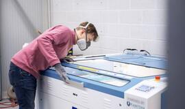 Prieš koronavirusą vienijasi Lietuvos meikeriai: apsauginių skydelių medikams gamybai ieško papildomų žaliavų