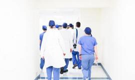 Karščiavimo klinikoms ir mobiliems punktams pristatyta apsauginių akinių ir kombinezonų