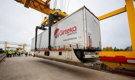 Lūžis krovinių pervežimo rinkoje: vilkikų puspriekabės pradedamos vežti geležinkeliu