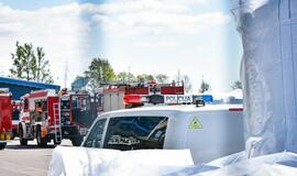 Po sprogimo gamykloje budi tarnybos: rizika išlieka