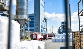 Po sprogimo gamykloje budi tarnybos: rizika išlieka