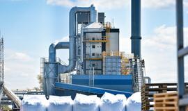 Po sprogimo gamykloje budi tarnybos: rizika išlieka