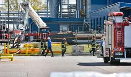 Po sprogimo gamykloje budi tarnybos: rizika išlieka