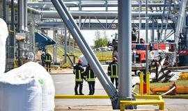 Po sprogimo gamykloje budi tarnybos: rizika išlieka