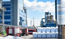 Po sprogimo gamykloje budi tarnybos: rizika išlieka