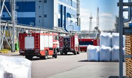 Po sprogimo gamykloje budi tarnybos: rizika išlieka