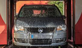 Lietuvos vairuotojai automobilius plauna dažniau nei Baltijos šalių kaimynai