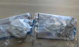 Narkotikus platino manikiūro salone