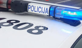 Suvestinė: girta moteris aplamdė 3 automobilius ir trenkėsi į kelio ženklą