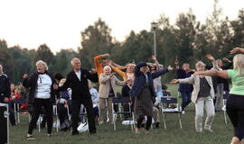 Senjorams karių pasisveikinimas su šūviu iš istorinio pabūklo