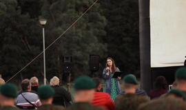 Senjorams karių pasisveikinimas su šūviu iš istorinio pabūklo