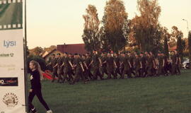 Senjorams karių pasisveikinimas su šūviu iš istorinio pabūklo