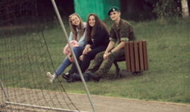 Senjorams karių pasisveikinimas su šūviu iš istorinio pabūklo