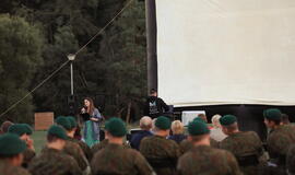 Senjorams karių pasisveikinimas su šūviu iš istorinio pabūklo