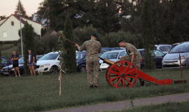 Senjorams karių pasisveikinimas su šūviu iš istorinio pabūklo