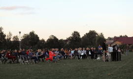 Senjorams karių pasisveikinimas su šūviu iš istorinio pabūklo