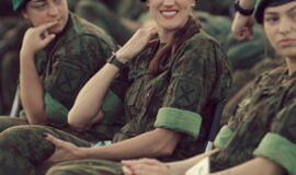 Senjorams karių pasisveikinimas su šūviu iš istorinio pabūklo