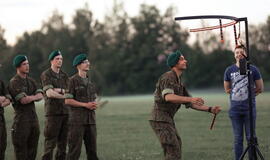 Senjorams karių pasisveikinimas su šūviu iš istorinio pabūklo