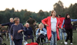 Senjorams karių pasisveikinimas su šūviu iš istorinio pabūklo