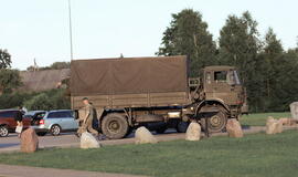 Senjorams karių pasisveikinimas su šūviu iš istorinio pabūklo