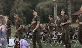 Senjorams karių pasisveikinimas su šūviu iš istorinio pabūklo