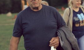 Senjorams karių pasisveikinimas su šūviu iš istorinio pabūklo