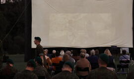 Senjorams karių pasisveikinimas su šūviu iš istorinio pabūklo