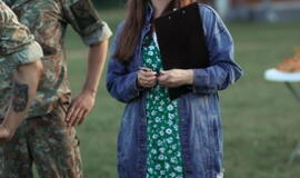 Senjorams karių pasisveikinimas su šūviu iš istorinio pabūklo