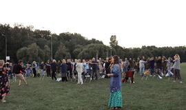 Senjorams karių pasisveikinimas su šūviu iš istorinio pabūklo