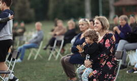 Senjorams karių pasisveikinimas su šūviu iš istorinio pabūklo