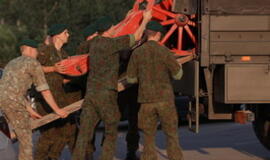 Senjorams karių pasisveikinimas su šūviu iš istorinio pabūklo