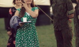 Senjorams karių pasisveikinimas su šūviu iš istorinio pabūklo