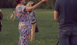 Senjorams karių pasisveikinimas su šūviu iš istorinio pabūklo