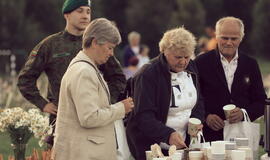 Senjorams karių pasisveikinimas su šūviu iš istorinio pabūklo