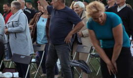 Senjorams karių pasisveikinimas su šūviu iš istorinio pabūklo