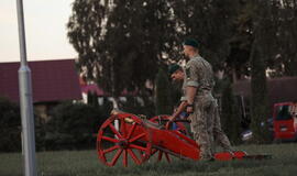 Senjorams karių pasisveikinimas su šūviu iš istorinio pabūklo