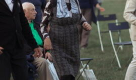 Senjorams karių pasisveikinimas su šūviu iš istorinio pabūklo