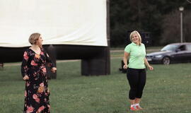 Senjorams karių pasisveikinimas su šūviu iš istorinio pabūklo