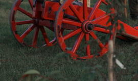 Senjorams karių pasisveikinimas su šūviu iš istorinio pabūklo