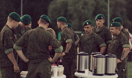 Senjorams karių pasisveikinimas su šūviu iš istorinio pabūklo