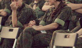 Senjorams karių pasisveikinimas su šūviu iš istorinio pabūklo