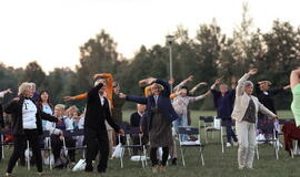 Senjorams karių pasisveikinimas su šūviu iš istorinio pabūklo