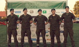 Senjorams karių pasisveikinimas su šūviu iš istorinio pabūklo