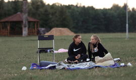 Senjorams karių pasisveikinimas su šūviu iš istorinio pabūklo